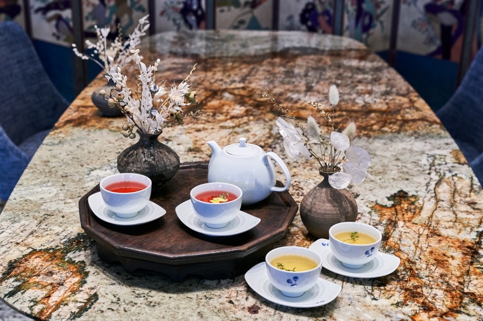 바디프랜드가 고미술품 특별전을 진행하고 있는 가운데, '카페 드 바디프랜드 청담'에서는 고객들이 고미술품을 실생활에서 즐길 수 있도록 체험형 공간으로 구성했다. (사진=바디프랜드)