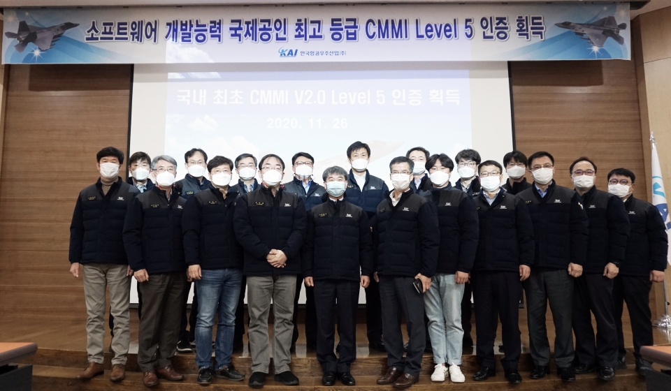 KAI 임직원들이 CMMI 레벨 5 획득을 기념해 단체사진을 촬영하고 있다. (사진=KAI)