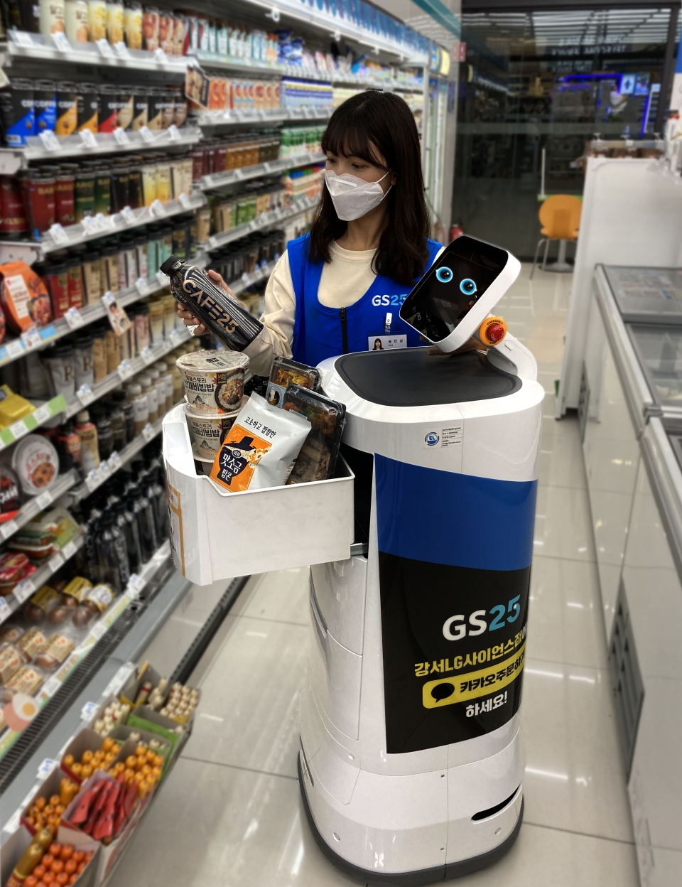 GS25이 편의점 업계 최초로 로봇 배달 서비스를 시작한다. 배달료는 0원으로, 소요 시간은 약 5분이다. (사진=GS25)