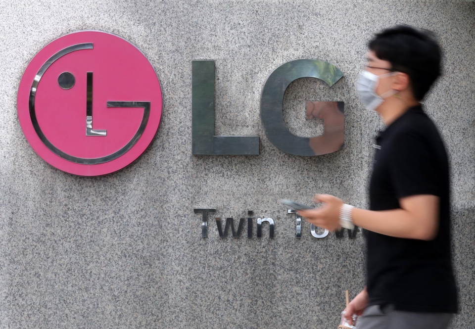 LG화학이 전기차 배터리 사업의 분사를 결정한 17일 오후 서울 영등포구 LG트윈타워 앞을 한 직원이 지나가고 있다. LG화학은 오는 12월부터 전기차 배터리 사업을 전담하는 신설법인 'LG에너지솔루션(가칭)'을 출범할 예정이다. (사진=뉴시스)<br>