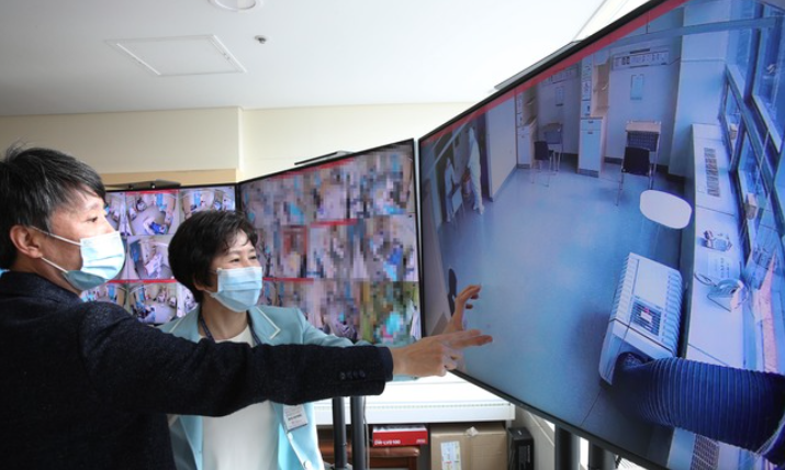 2021학년도 대학수학능력시험을 하루 앞둔 지난 2일 서울의료원 코로나19 종합상황실에서 관계자들이 CCTV 모니터를 통해 확진 수험생이 수능을 치를 고사장을 살펴보고 있다. (사진=뉴시스)