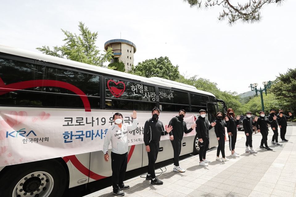 한국마사회 임직원과 스포츠단 선수들이 연말 사회공헌 활동을 위해 헌혈에 참가했다.(사진=한국마사회)