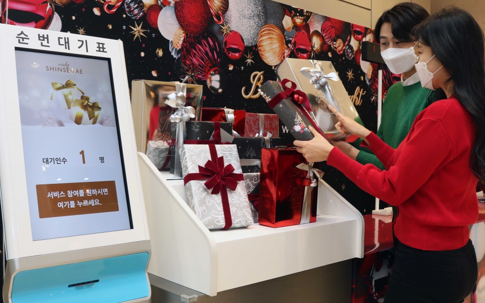신세계백화점이 12월 25일까지 '선물 포장 서비스'를 제공한다. (사진=신세계백화점)
