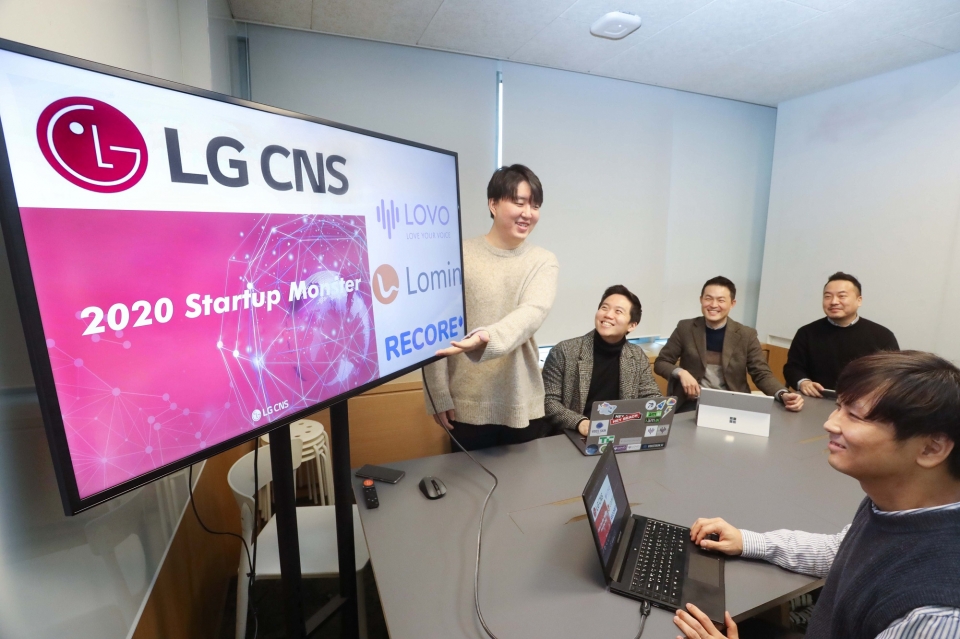 LG CNS ‘스타트업 몬스터’ 선정 3개 팀이 기념 촬영하고 있다. (사진=LG CNS)