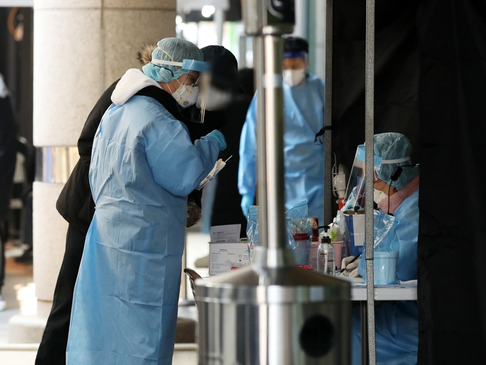 지난 28일 서울 동작구 동작구보건소 신종 코로나 바이러스 감염증(코로나19) 선별진료소에서 의료진들이 분주히 움직이고 있다. (사진=뉴시스)