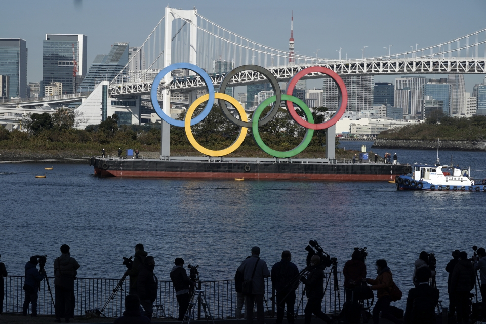 지난 1일 일본 도쿄 오다이바 해상공원에 올림픽 상징인 오륜 조형물을 사람들이 구경하고 있다. 지난 8월 철거됐던 조형물은 4개월 만에 다시 설치됐다. (사진=뉴시스)