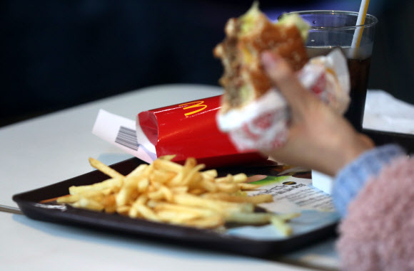한국 맥도날드에 불량 햄버거 패티를 납품한 업체 관계자들이 1심에서 집행유예를 선고 받았다. (사진=뉴시스)