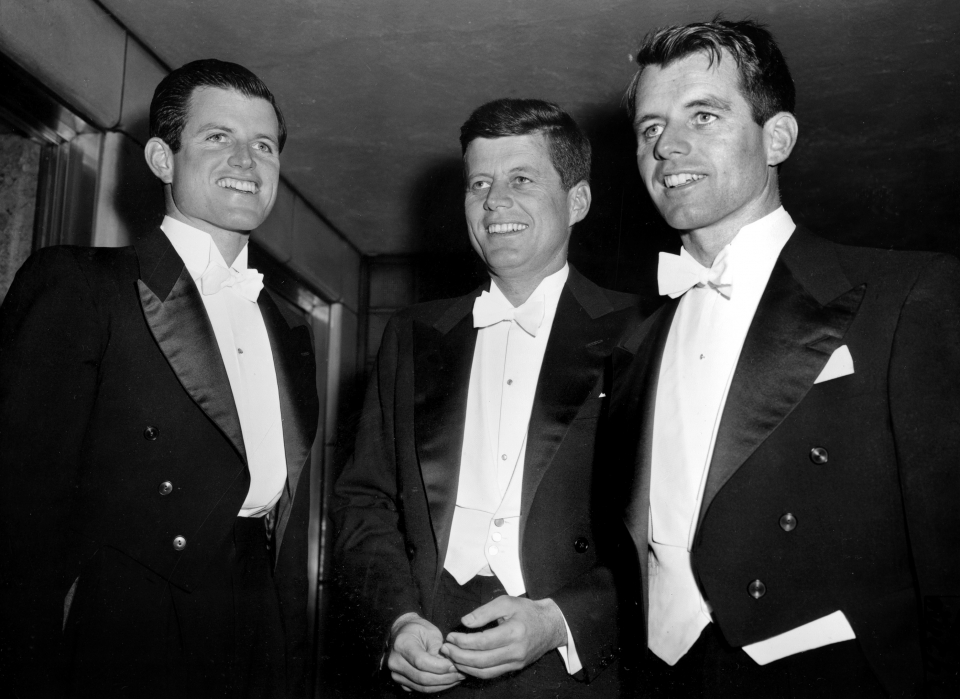 1958년 3월 15일 당시 상원의원이었던 존 F. 케네디 (가운데)와 버지니아대 학생이었던 에드워드 (왼쪽), 상원 법률고문 로버트 (오른쪽) 형제가 워싱턴의 한 만찬장에서 찍은 사진. (사진=뉴시스)