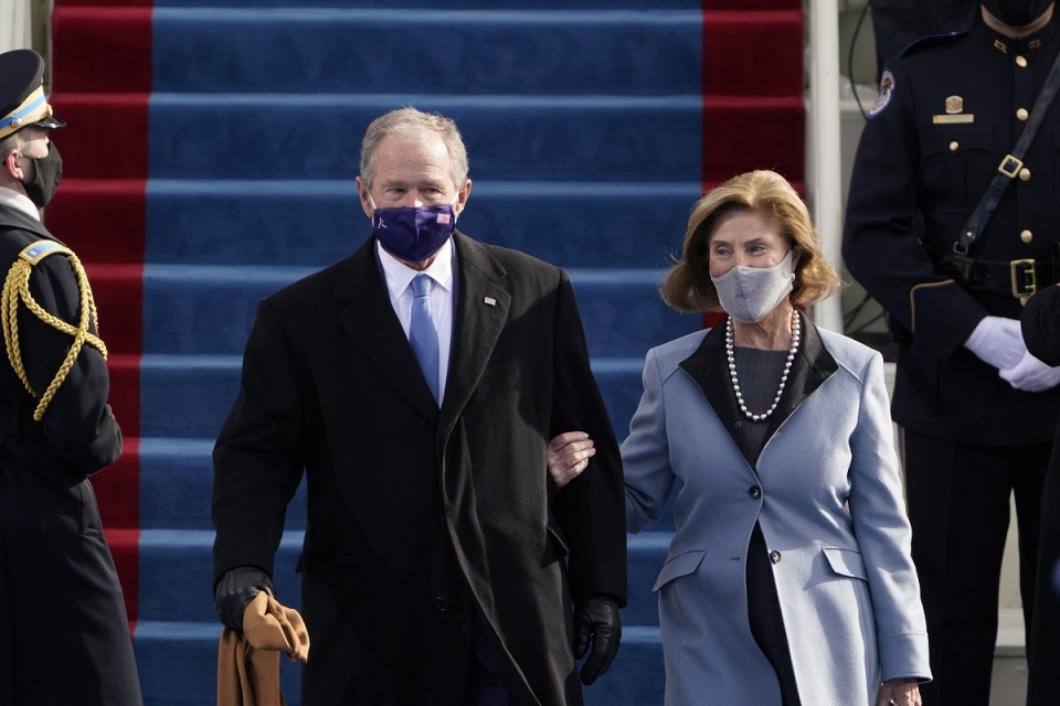조지 W. 부시 전 미국 대통령과 부인 로라 부시가 조 바이든 대통령 당선인의 취임식장에 들어서고 있다. (사진=뉴시스)