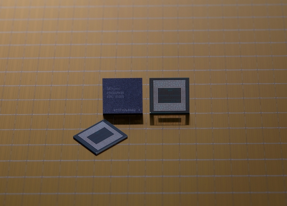 SK하이닉스가 양산하는 18GB LPDDR5 모바일 D램 (제공=SK하이닉스)
