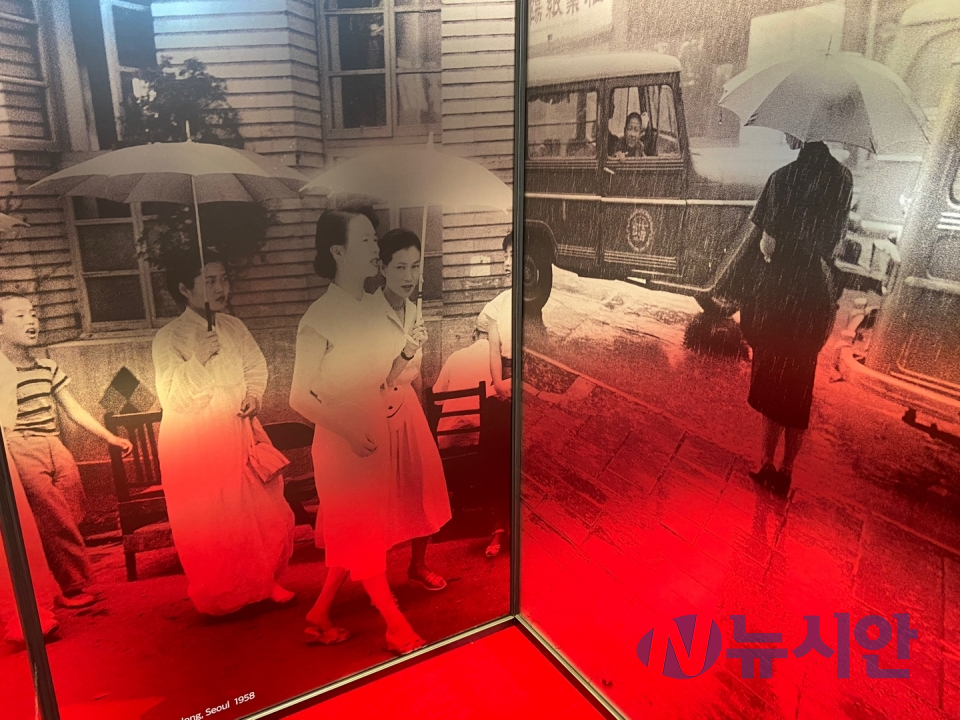 관객들은 프로젝트에서 1950~1960년대 서울을 엿볼 수 있다. 이 작품에 한복을 입은 여성들과 현대식으로 옷을 입은 여성들이 함께 거리를 거닐고 있는 모습이 담겨 있다. (사진=박은정 기자)