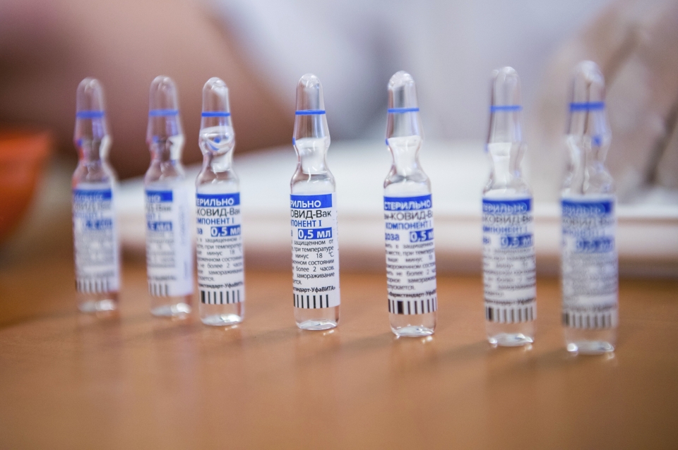 러시아 코로나19 백신인 스푸트니크 브이의 주사약 병이 환자에 접종 주사되기 위해 가지런히 준비되어 있는 모습.(사진=AP/뉴시스)