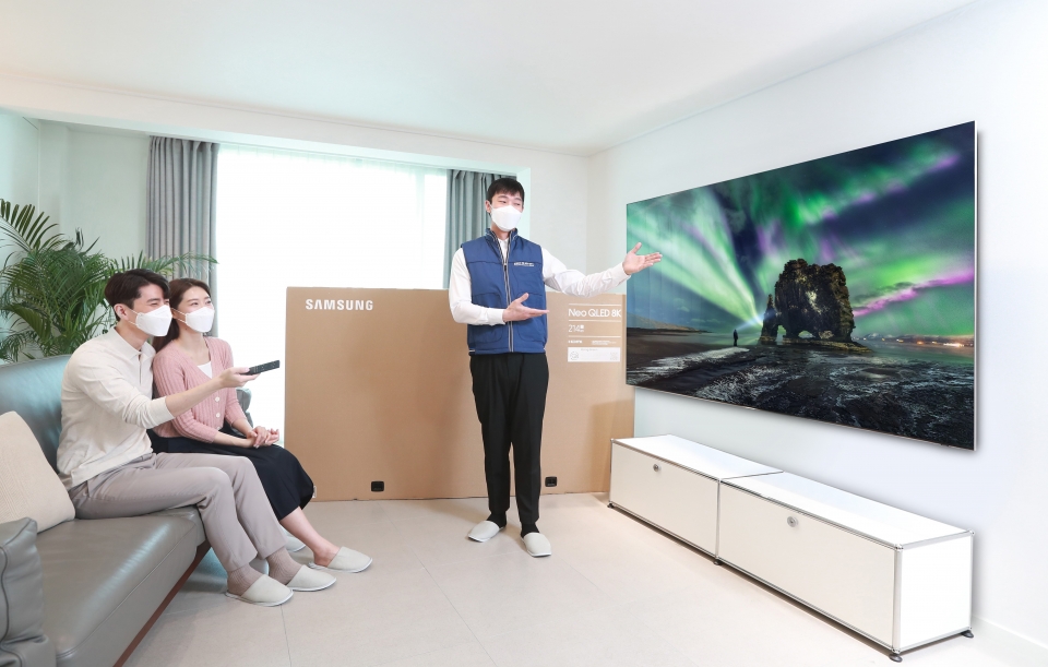 삼성전자의 2021년형 QLED TV 국내 판매량이 1만대를 넘어섰다. 사진은 고객에게 삼성 Neo QLED 8K 제품이 배송되는 모습. (사진=삼성전자)