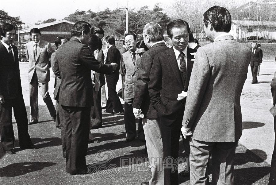 1982년 3월 당시  태능선수촌 운동장에서 열린 인조잔디 기공식, 이는 국내 최초의 인조잔디 였다