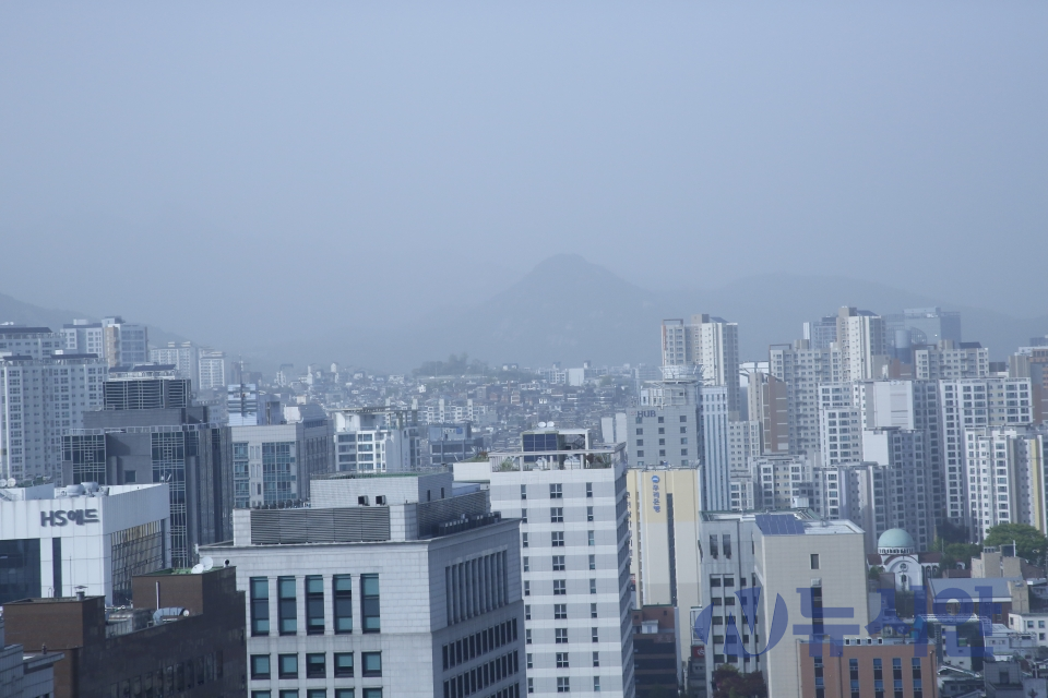 금요일 오후 황사의 영향으로 서울의  하늘이 뿌옇다. 토요일(17일)까지 전국이 황사 유입으로 미세먼지 또한 심각하겠다. (사진=임성원 기자)