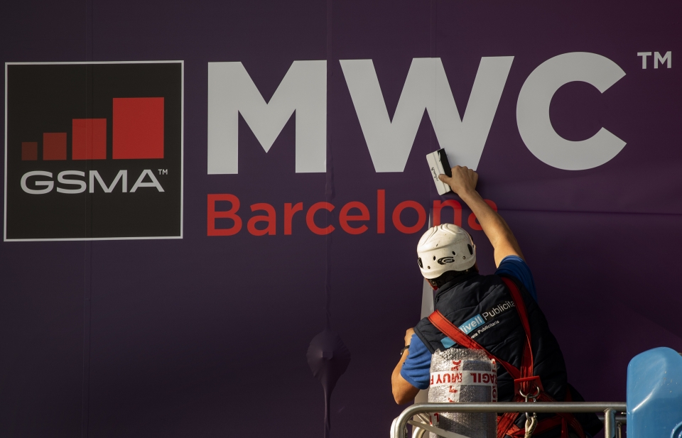 모바일 월드 콩그레스(MWC)가 열릴 예정인 스페인 바르셀로나에서 한 노동자가ㅐ최&nbsp;<br>