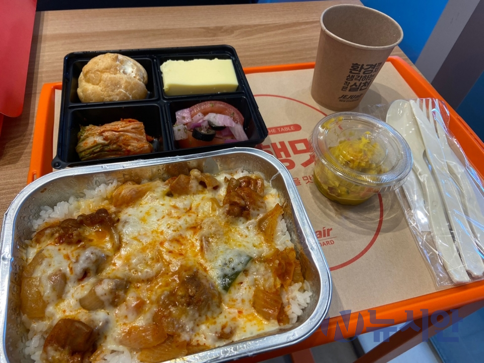 제주항공 기내식 카페에서 판매되는 '치즈불닭 덮밥'. (사진=박은정 기자)