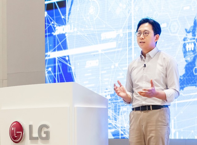 배경훈 LG AI연구원장이 17일 'AI 토크 콘서트'에서 초거대 AI 개발 계획을 발표하고 있다. (사진=LG제공)