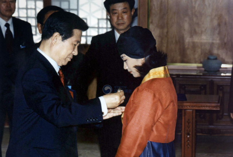 지난 1999년 김대중대통령이 김미현 골프선수에게 체육훈장맹호장(2등급)을 수여하고 있다. (사진=국가기록원)