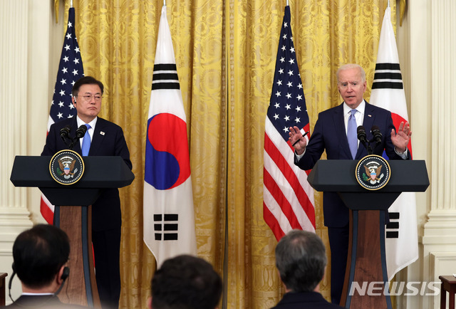 문재인 대통령이 21일 (현지시간) 미국 백악관 이스트룸에서 조 바이든 대통령과 공동기자회견을 하고 있다.(사진=뉴시스)