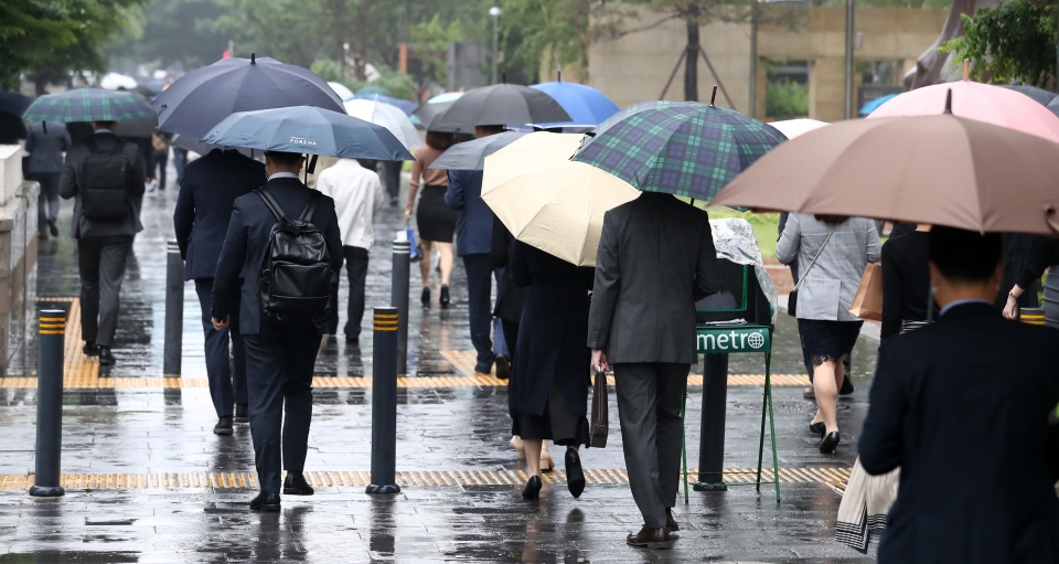 이슬비가 내리고 있는 지난 17일 오전 서울 영등포구 여의도역 인근에서 시민들이 우산을 쓰고 걸어가고 있다. (사진=뉴시스)
