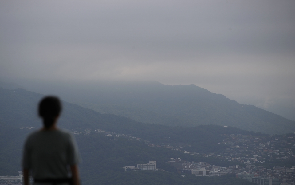 서울 용산구 남산서울타워 전망대에서 바라본 서울 도심에 구름이 껴 있다. (사진=뉴시스)