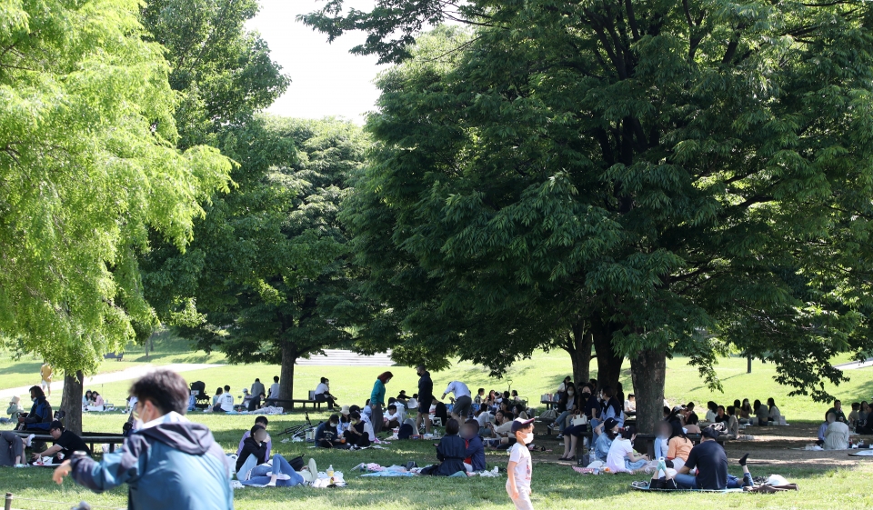 지난 19일 서울이 초여름 날씨를 보인 가운데 여의도 한강공원 나무 그늘에서 시민들이 휴일을 즐기고 있다. (사진=뉴시스)