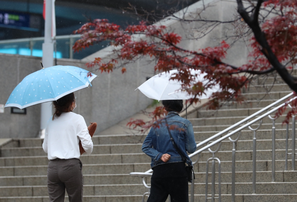 서울역 앞 도로에서 시민들이 우산을 쓰고 발걸음을 옮기고 있다. (사진=뉴시스)