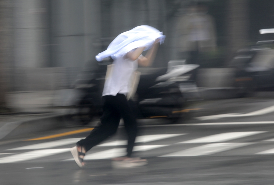 벼락과 함께 갑작스럽게 쏟아진 소나기를 피해 한 시민이 서울 중구 남대문 인근 도로를 뛰어가고 있다. (사진=뉴시스)