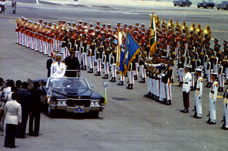 자이르공화국(現 콩고민주공화국) 모부투 대통령 방한 당시 환영식이 열리고 있다. (사진=국가기록원)