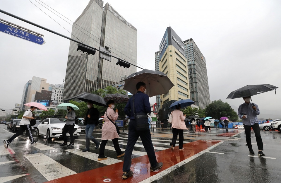 수도권과 충청권 등에 황사 비가 내린 25일 오전 서울 종로구 광화문광장에서 우산을 쓴 시민들이 출근하고 있다.  (사진=뉴시스)