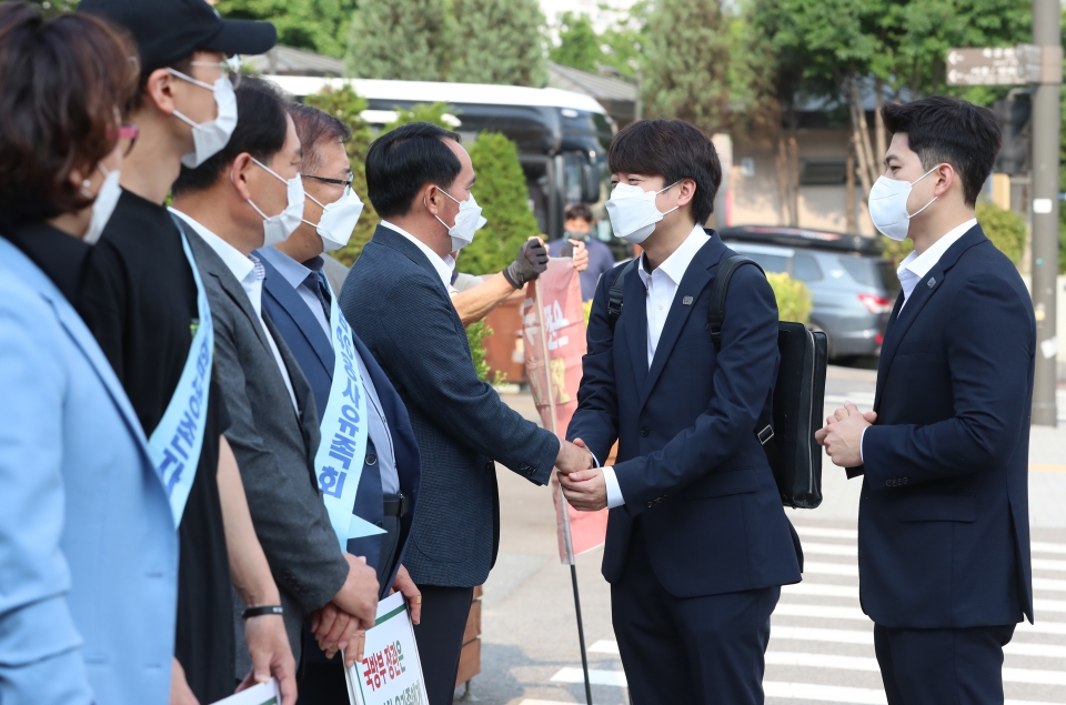국민의힘 이준석 당대표 후보가 9일 서울 국방부 앞에서 피켓시위중인 천안함재단·유가족회·생존자전우회원들을 찾아 인사를 하고 있다. (사진=뉴시스)