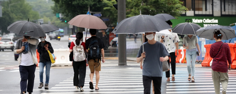 전국 곳곳에 비가 내린 15일 오전 서울 종로구 세종대로에서 우산을 쓴 시민들이 길을 걷고 있다. (사진=뉴시스)