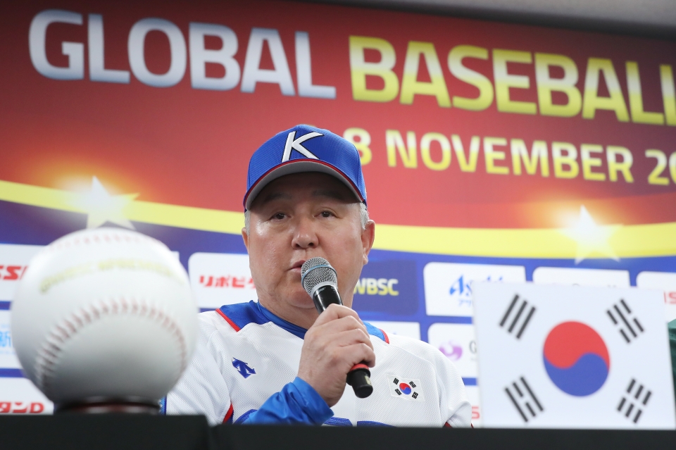 지난 2019 WBSC 프리미어에 출전하는 한국 야구 대표팀 김경문 감독이 공식 기자회견에서 취재진의 질문에 답변하고 있다.(사진=뉴시스)&nbsp;<br>
