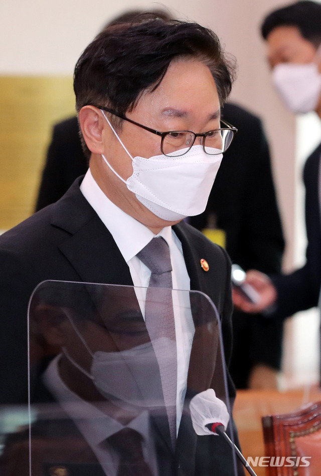 박범계 법무부 장관이 25일 오전 서울 여의도 국회에서 열린 법제사법위원회 전체회의에 출석하고 있다. (사진=공동취재/뉴시스)