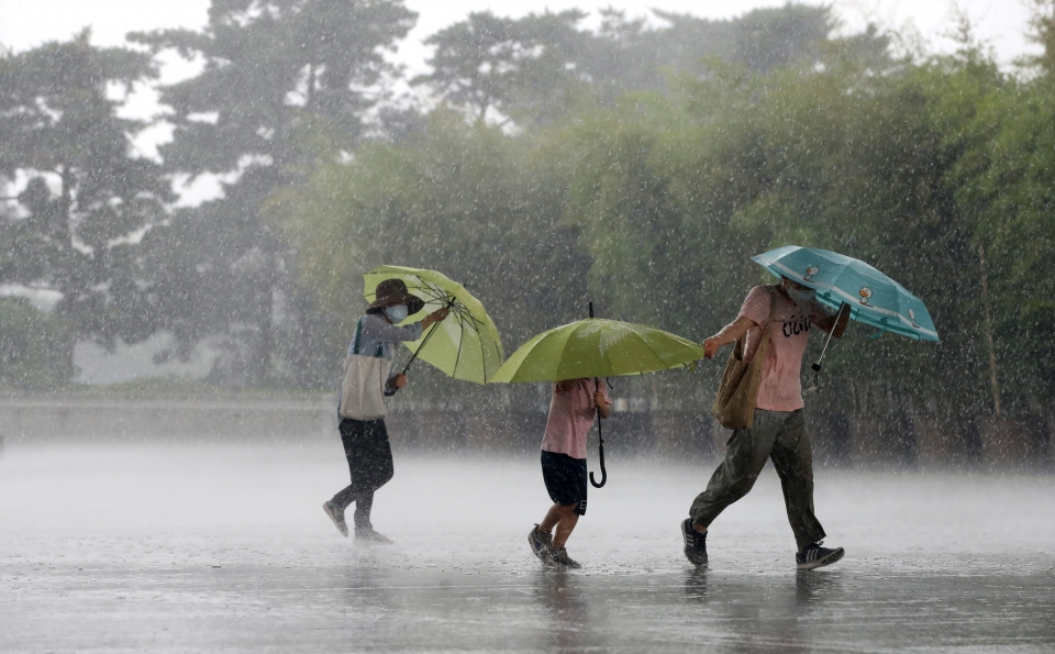 22일 오후 서울 용산구 국립중앙박물관에서 갑작스레 쏟아지는 소나기에 시민들이 우산을 들고 뛰어가고 있다. (사진=뉴시스)