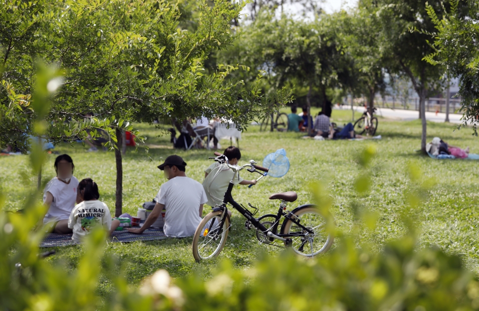 전국이 무더운 날씨를 보인 지난 20일 서울 잠실한강공원을 찾은 시민들이 나무그늘 아래에서 더위를 즐거운 시간을 보내고 있다. (사진=뉴시스)