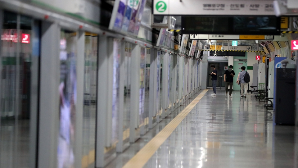 코로나19 확진자수가 연일 1200명대를 넘어가면서 기업들의 재택근무가 늘고 있는 9일 오전 서울 중구 을지로입구역에서 충정로역으로 향하는 지하철 2호선이 비교적 한산한 모습을 보이고 있다. (사진=뉴시스)