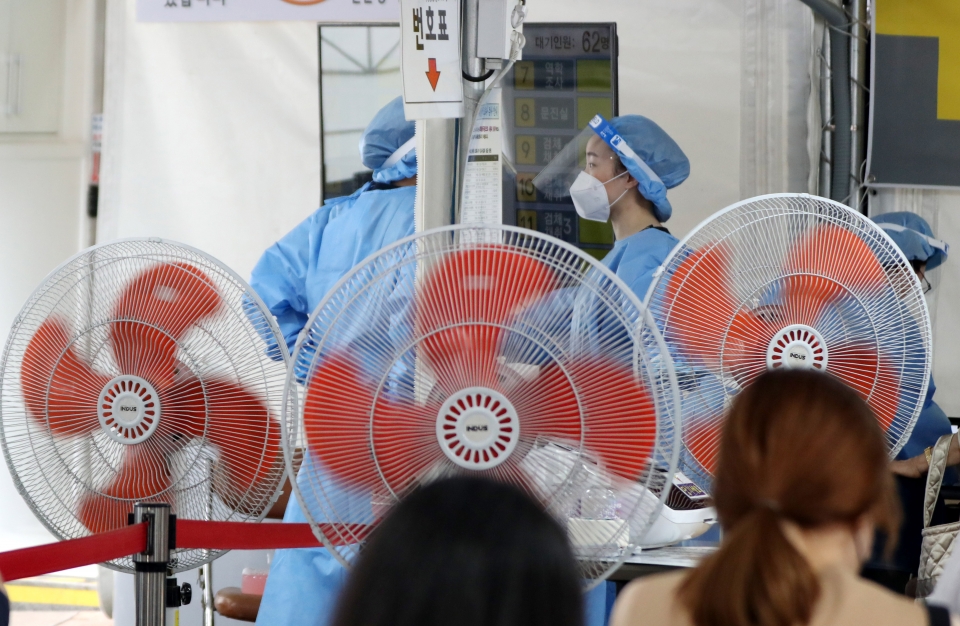 무더위가 지속된 13일 오전 서울 강남구보건소 선별진료소에는 대형선풍기가 설치돼 있다. (사진=뉴시스)