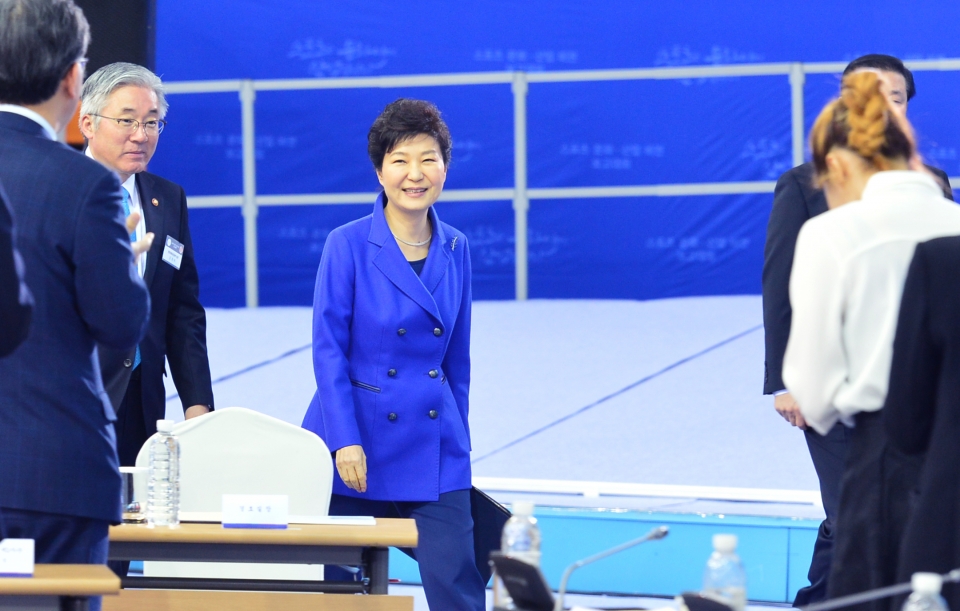 지난 2016년 박근혜 대통령이 스포츠 문화·산업 비전 보고대회가 열린 대구시 수성구 대구육상진흥센터에 입장하고 있다. (사진=뉴시스)