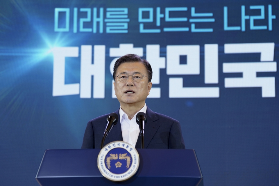 문재인 대통령이 14일 청와대 영빈관에서 열린 ‘한국판 뉴딜 2.0 미래를 만드는 나라 대한민국’에서 기조연설을 하고 있다. (사진=청와대)