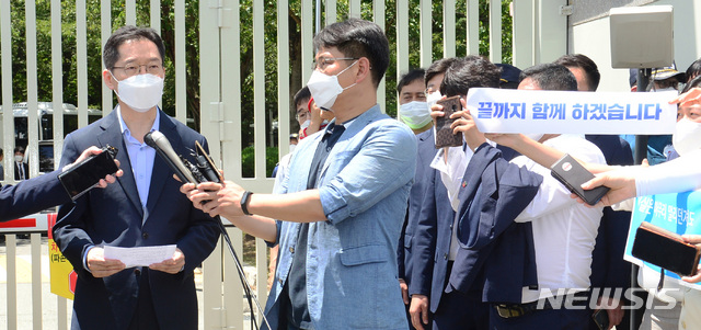 김경수 전 경남지사가 26일 오후 창원교도소 앞 광장에서 입감에 앞서  마지막 인사를 하고 있다. (사진=뉴시스)
