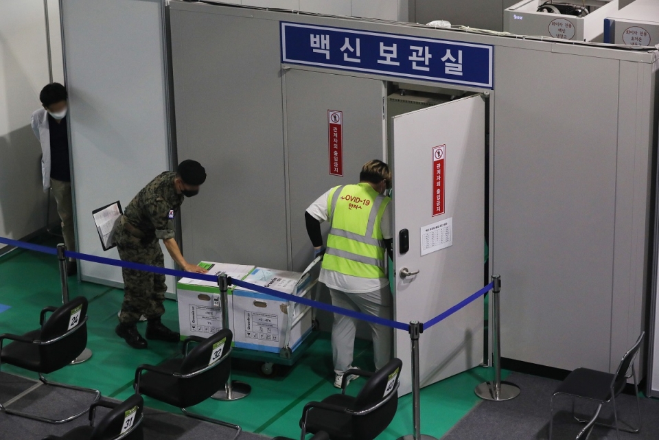 13일 오전 서울 시내 한 예방접종센터에서 백신 수송팀이 화이자 백신을 보관실로 옮기고 있다. (사진=뉴시스)