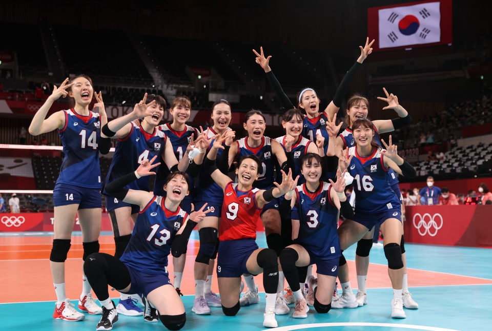 대한민국 배구 여자대표팀 선수들이 31일 오후 도쿄 아레나에서 열린 2020 도쿄올림픽 여자배구 예선 A조 대한민국과 일본의 경기에서 승리를 거두며 8강행을 확정지은 뒤 기뻐하고 있다. (사진=뉴시스)