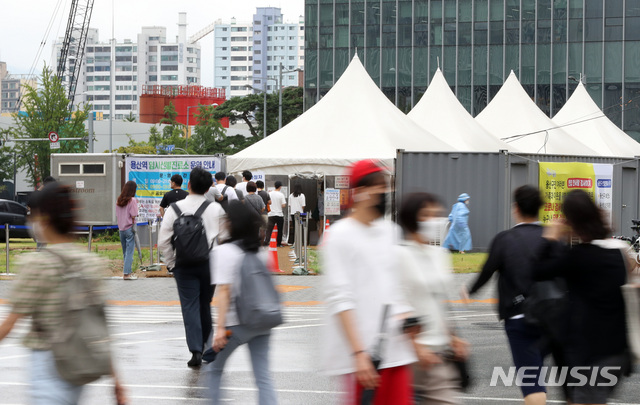 2일 오전 서울 용산역 전면광장에 설치된 임시선별검사소에서 시민들이 코로나19 검사를 받기 위해 줄 서 있다. (사진=뉴시스)