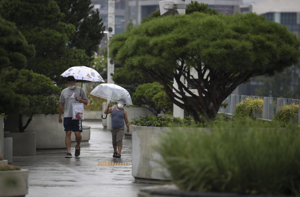 비가 내린 1일 오후 서울 중구 서울로7017에서 우산을 쓴 시민들이 발걸음을 옮기고 있다. (사진=뉴시스)