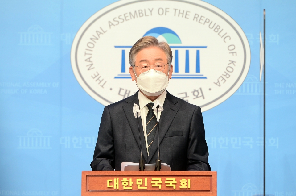 더불어민주당 대권주자인 이재명 경기도지사가 3일 서울 여의도 국회 소통관에서 음주운전 재범 의혹에 대해 입장을 밝혔다. (사진=뉴시스)