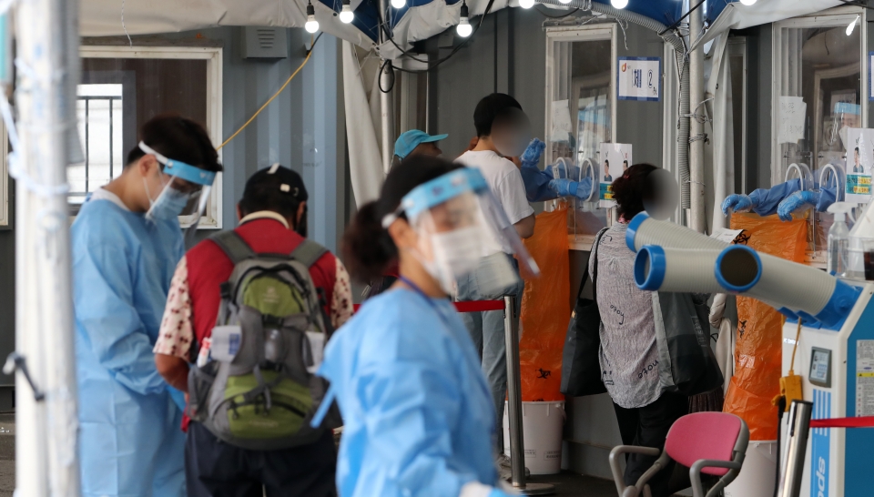 3일 서울역 광장에 마련된 코로나19 중구임시선별검사소에서 시민들이 검사를 받고 있다. (사진=뉴시스)