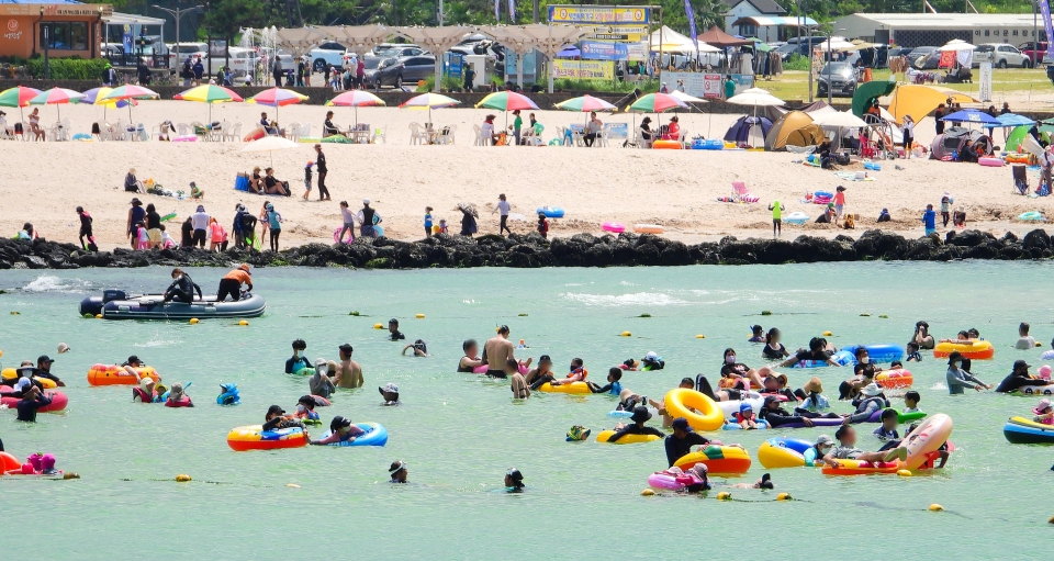한낮 기온이 33도를 웃도는 등 무더운 날씨를 보이는 4일 오후 제주시 애월읍 곽지해수욕장을 찾은 피서객들이 물놀이를 하며 더위를 식히고 있다. (사진=뉴시스)