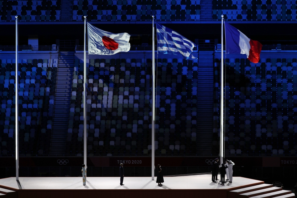 [도쿄(일본)=뉴시스] 이영환 기자 = 8일 오후 일본 도쿄 올림픽스타디움에서 열린 2020 도쿄올림픽 폐회식에서 차기 올림픽 개최지인 프랑스의 국기가 게양되고 있다. 2021.08.08. 20hwan@newsis.com